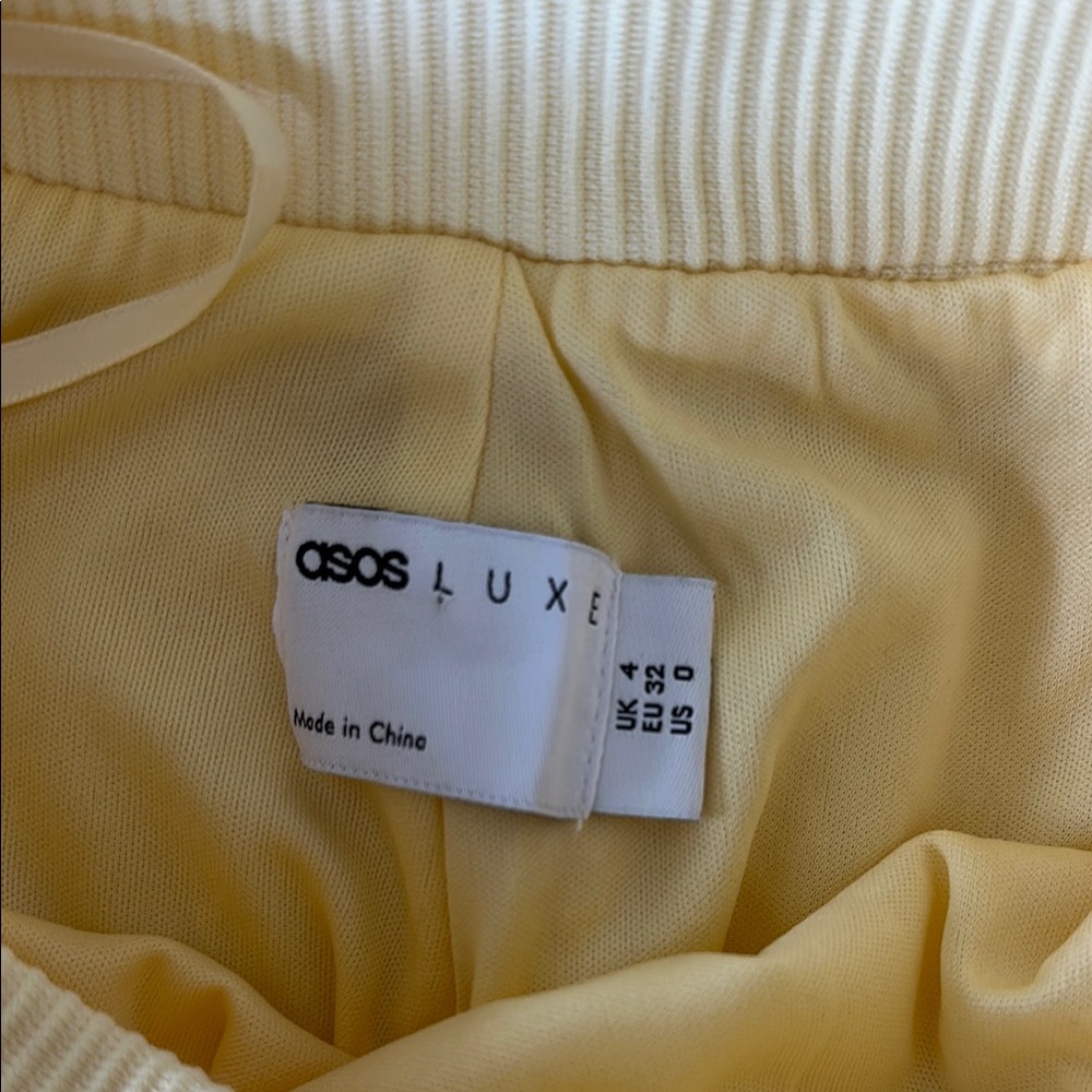 Elegant Yellow Textured Skirt - Picture 3 of 4